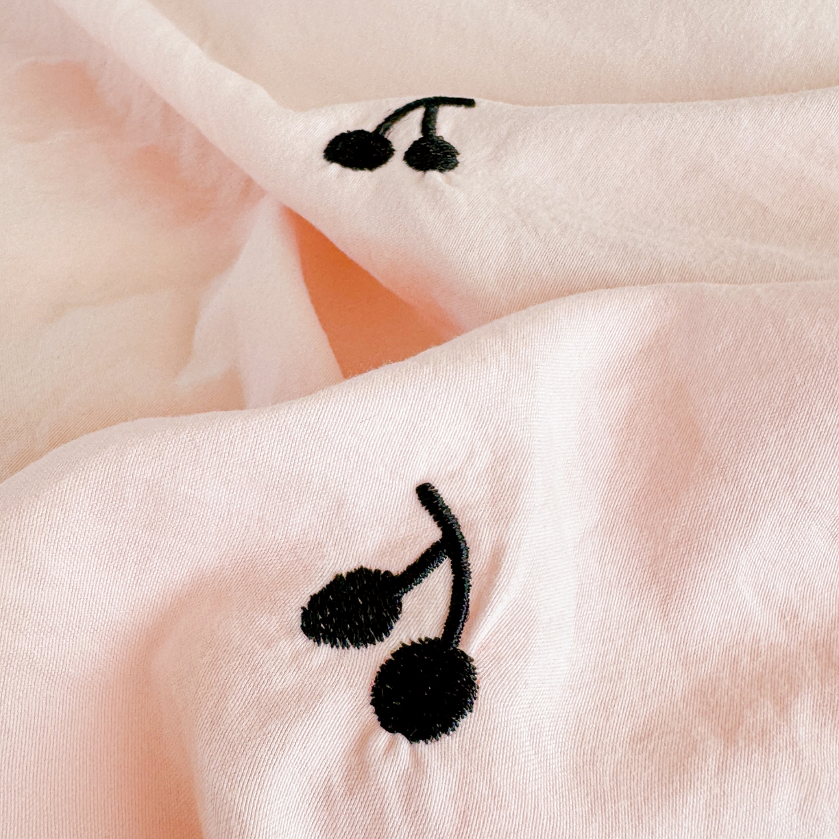 91家纺网 家纺一手货源 找家纺 米可 2025新款云朵棉刺绣花边款四件套 樱桃-粉