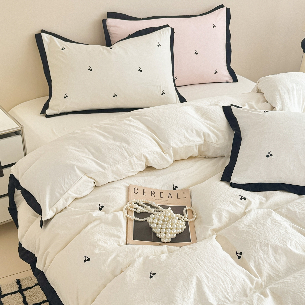 91家纺网 家纺一手货源 找家纺 米可 2025新款云朵棉刺绣花边款四件套 樱桃-白