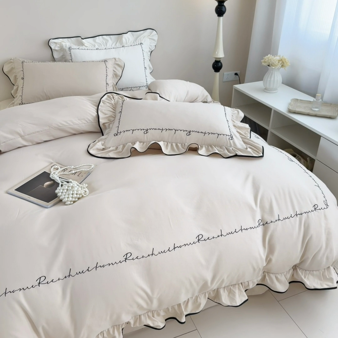 91家纺网 家纺一手货源 找家纺 米可 2025新款云朵棉刺绣花边款四件套 简约字母-奶茶