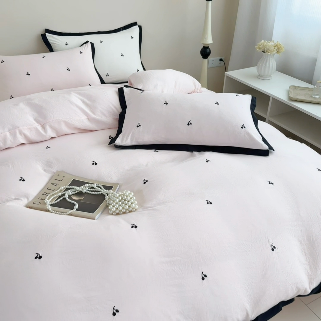 91家纺网 家纺一手货源 找家纺 米可 2025新款云朵棉刺绣花边款四件套 樱桃-粉