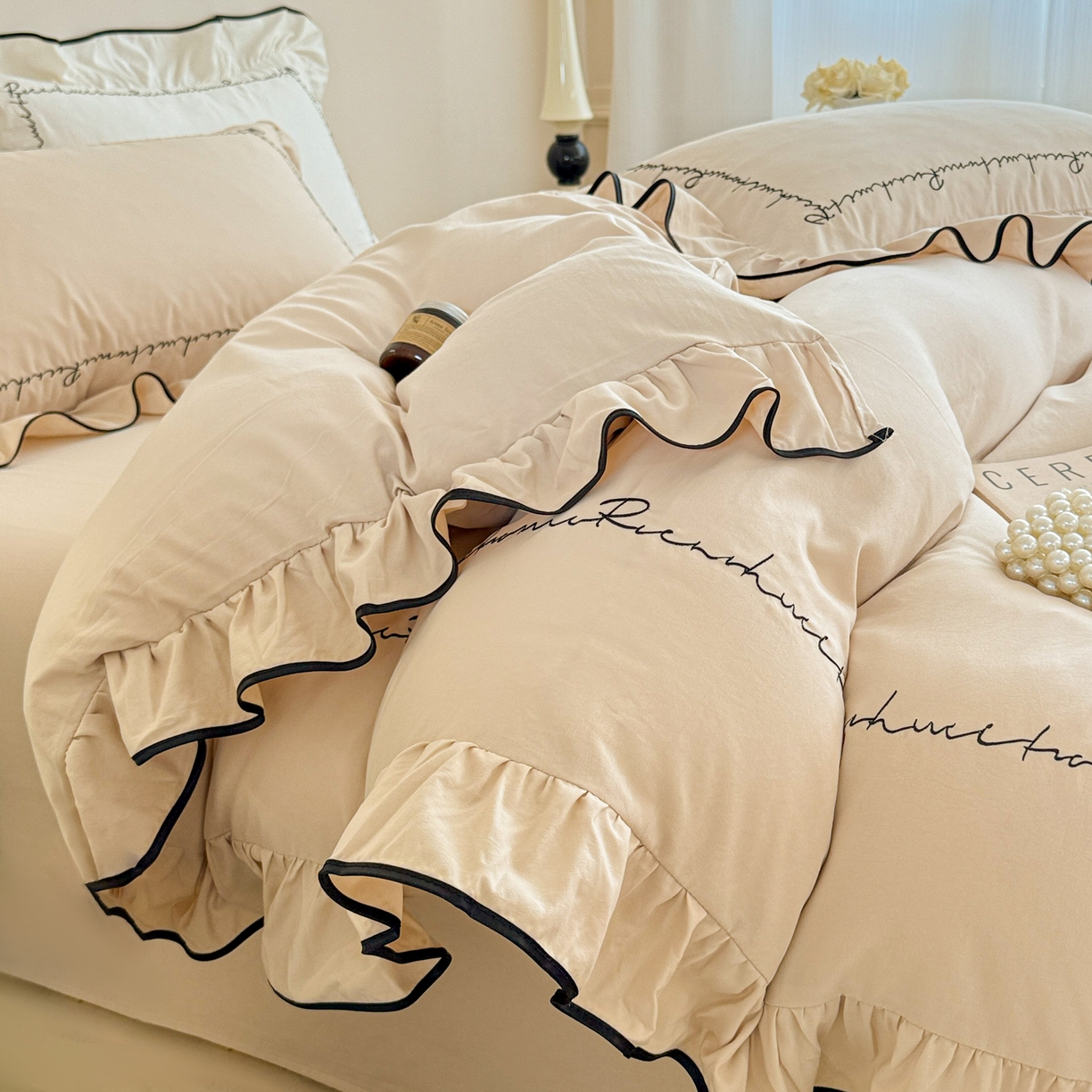 91家纺网 家纺一手货源 找家纺 米可 2025新款云朵棉刺绣花边款四件套 简约字母-奶茶