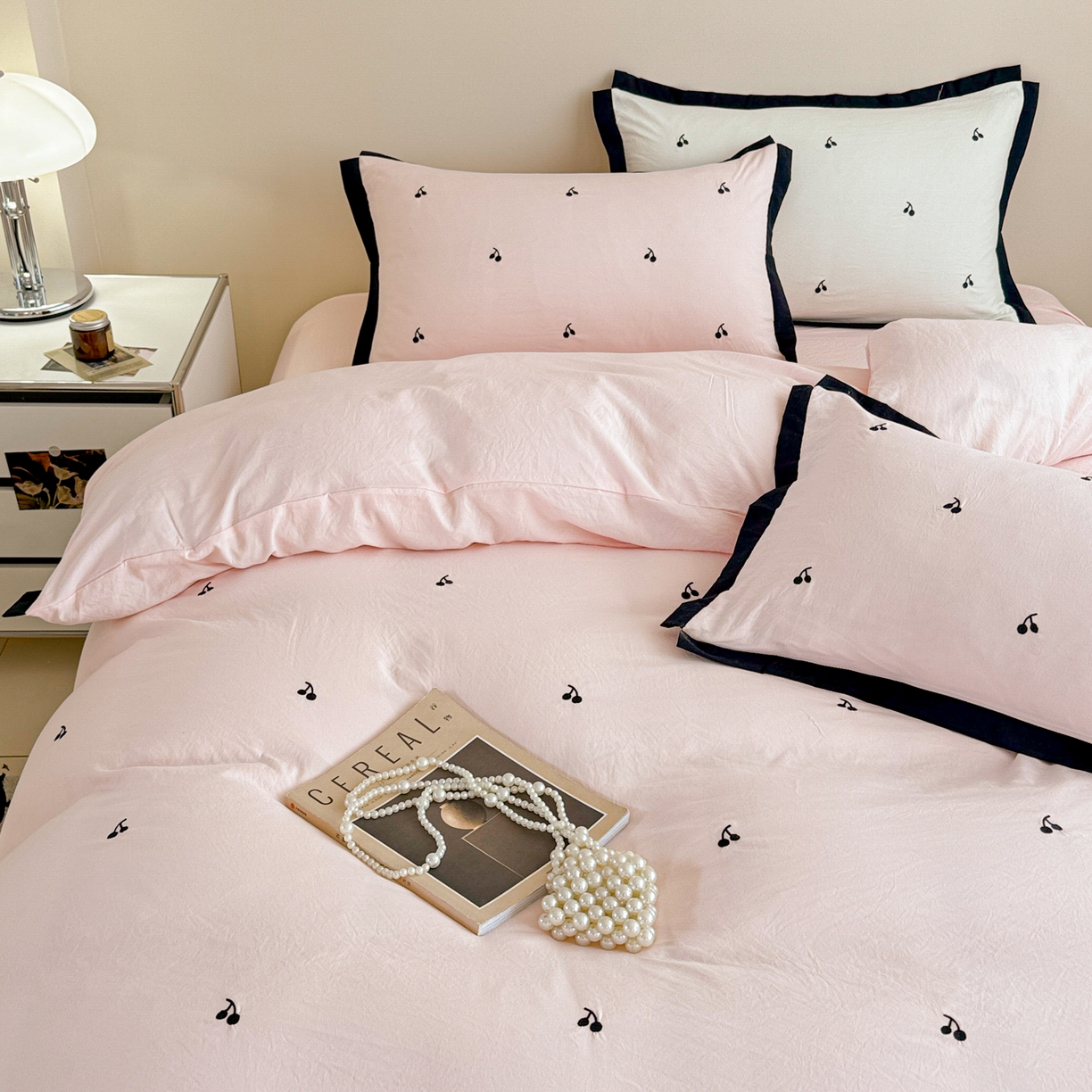 91家纺网 家纺一手货源 找家纺 米可 2025新款云朵棉刺绣花边款四件套 樱桃-粉