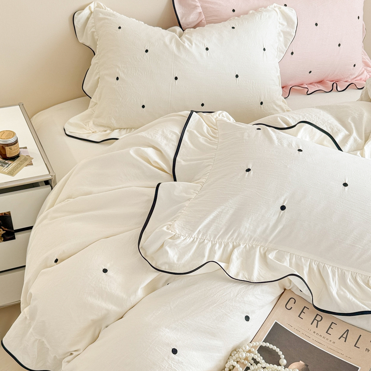 91家纺网 家纺一手货源 找家纺 米可 2025新款云朵棉刺绣花边款四件套 波点-白