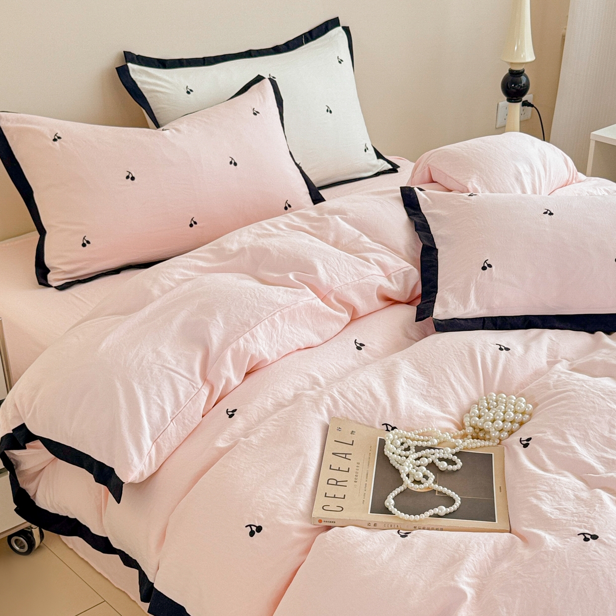 91家纺网 家纺一手货源 找家纺 米可 2025新款云朵棉刺绣花边款四件套 樱桃-粉