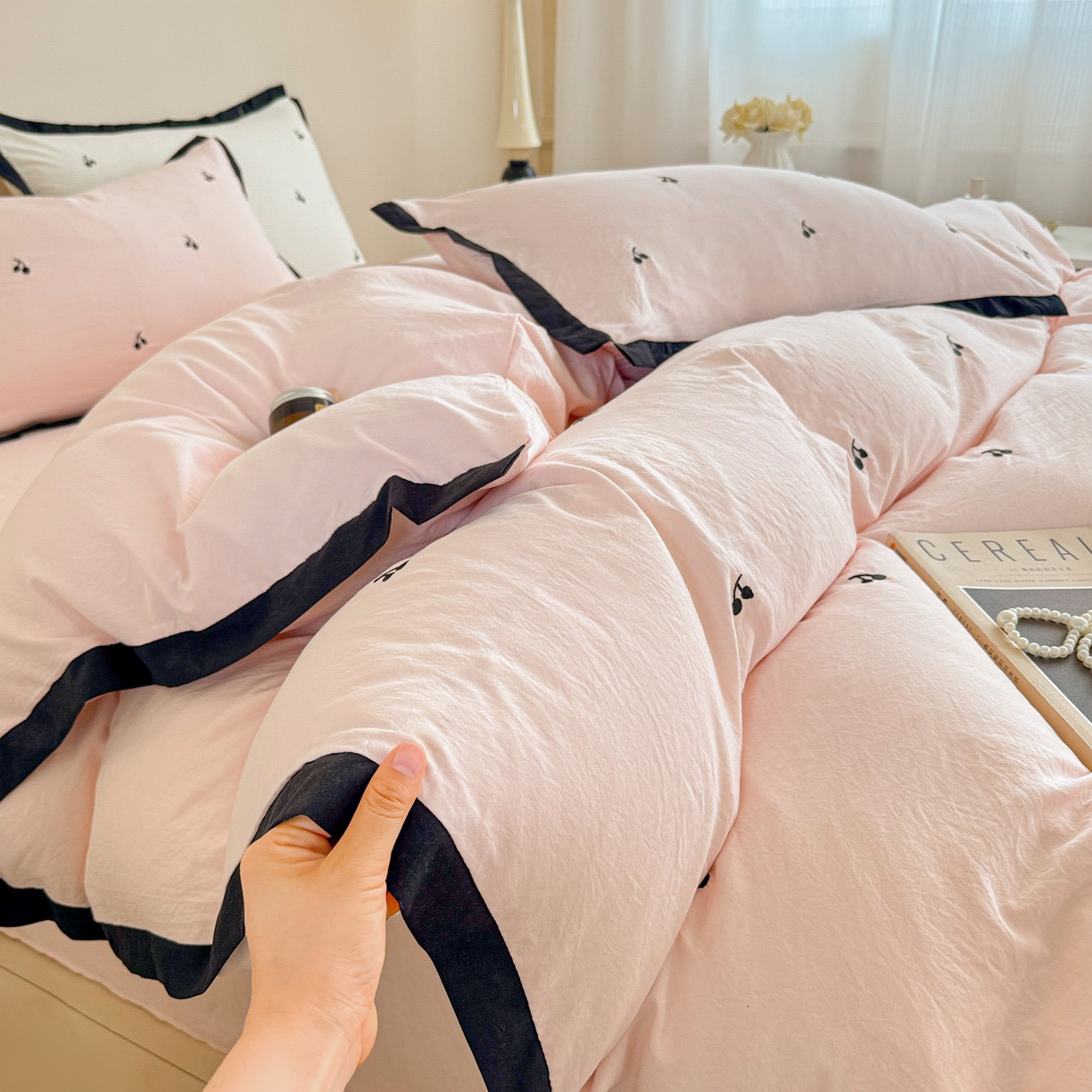 91家纺网 家纺一手货源 找家纺 米可 2025新款云朵棉刺绣花边款四件套 樱桃-粉