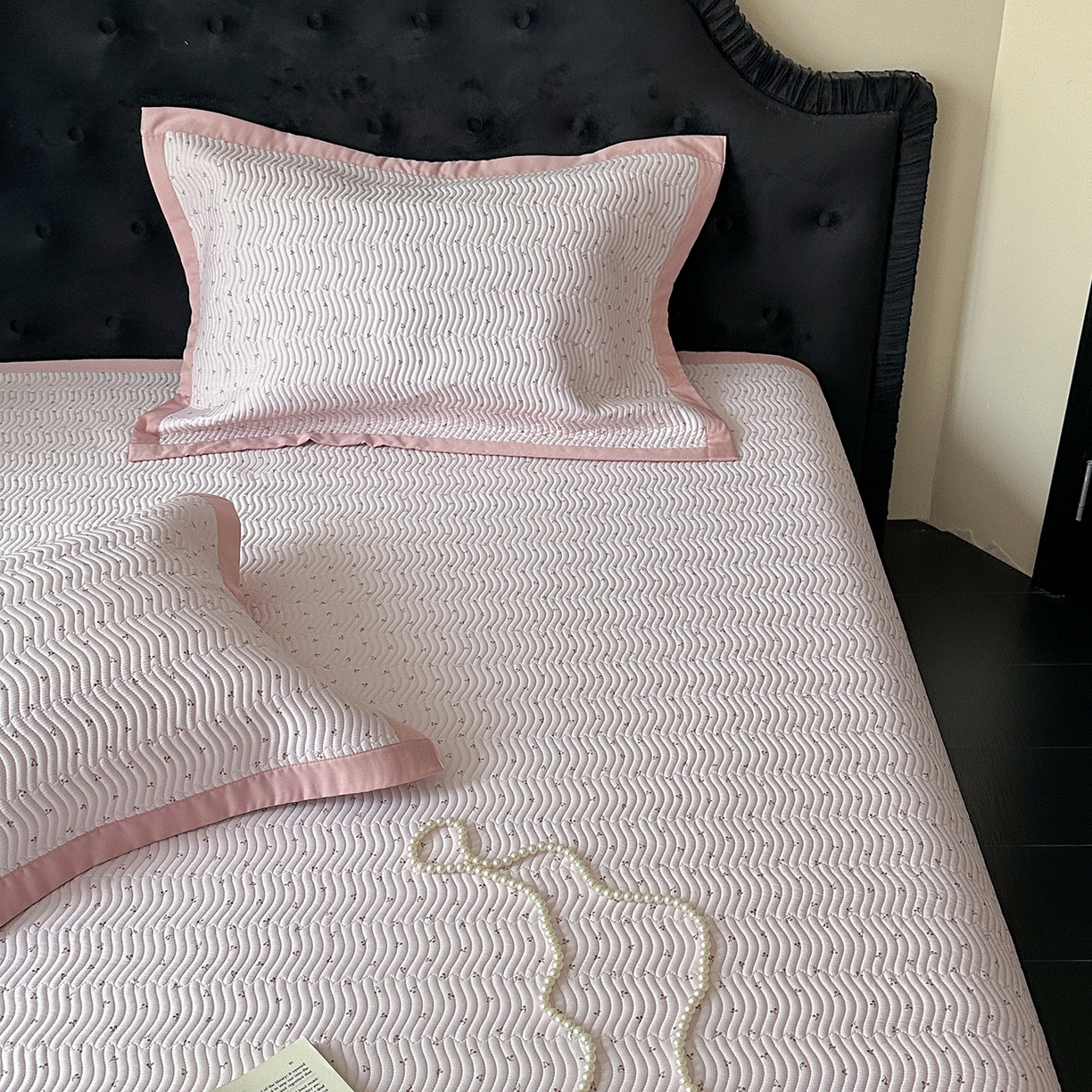 91家纺网 家纺一手货源 找家纺 麦伦家居 2025新款双面莫代尔天丝床盖 小小樱桃