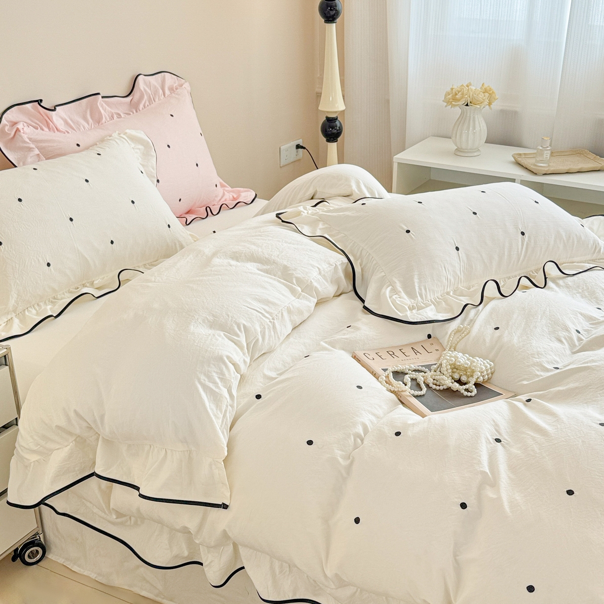 91家纺网 家纺一手货源 找家纺 米可 2025新款云朵棉刺绣花边款四件套 波点-白