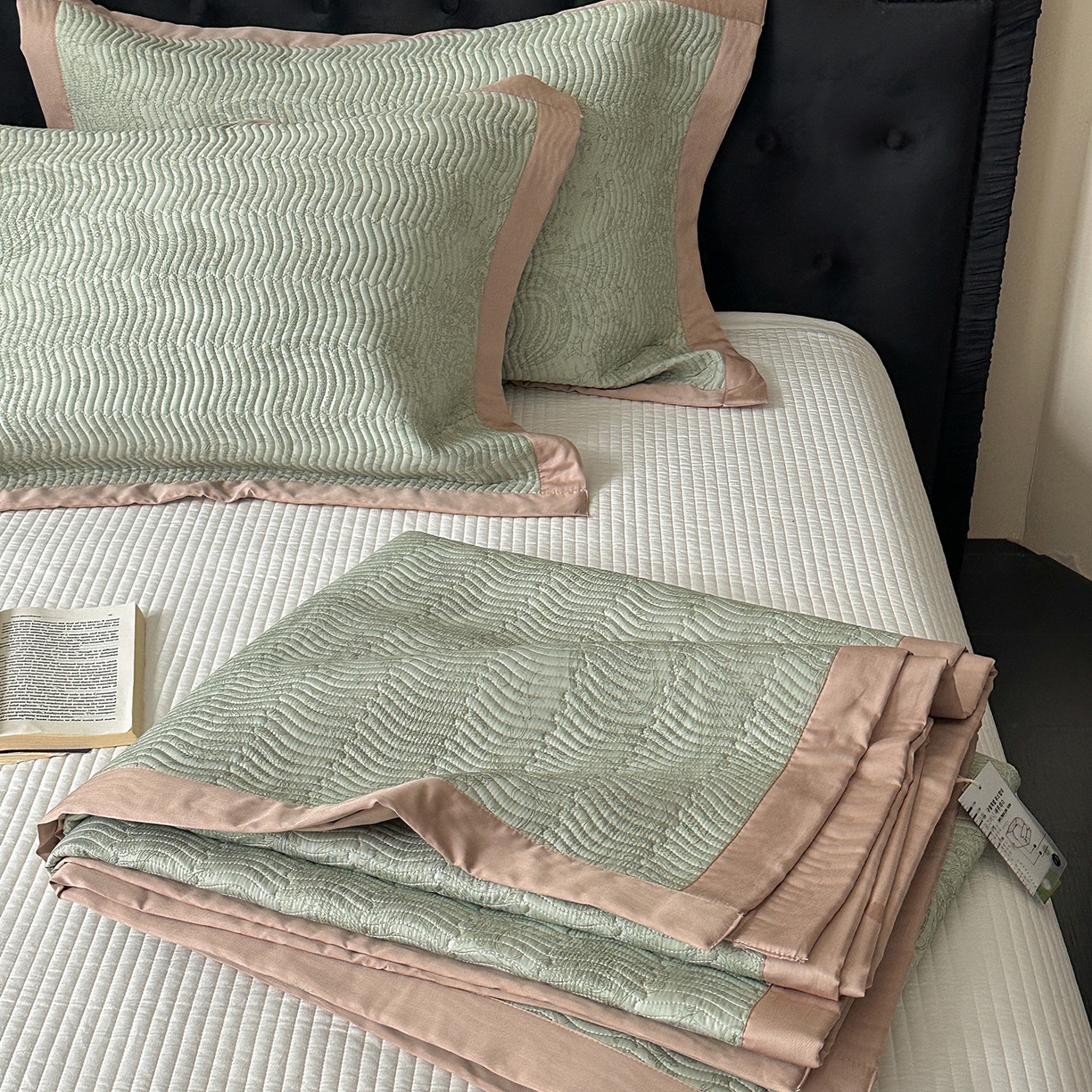 91家纺网 家纺一手货源 找家纺 麦伦家居 2025新款双面莫代尔天丝床盖 香岛巴黎