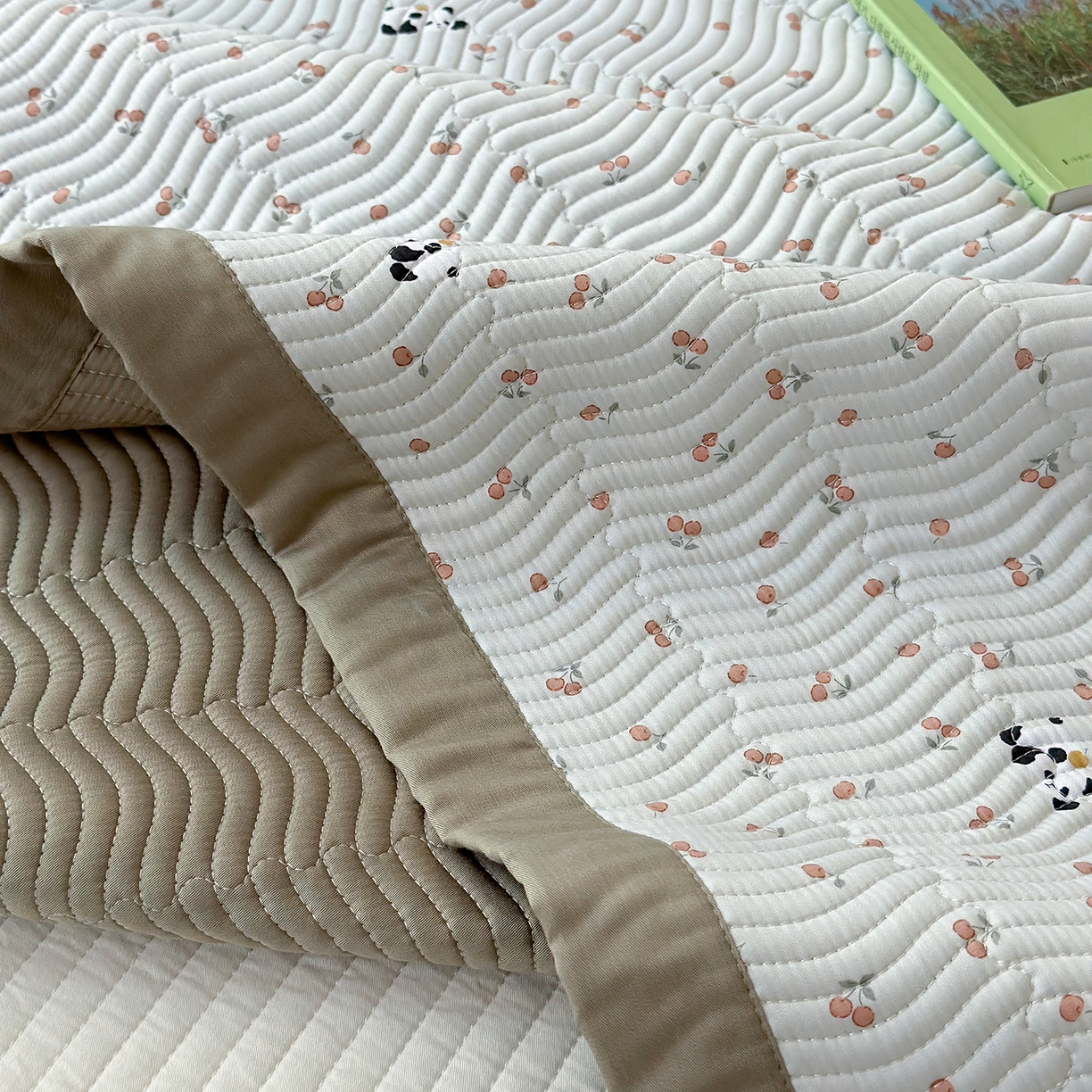 91家纺网 家纺一手货源 找家纺 麦伦家居 2025新款双面莫代尔天丝床盖 水果熊猫