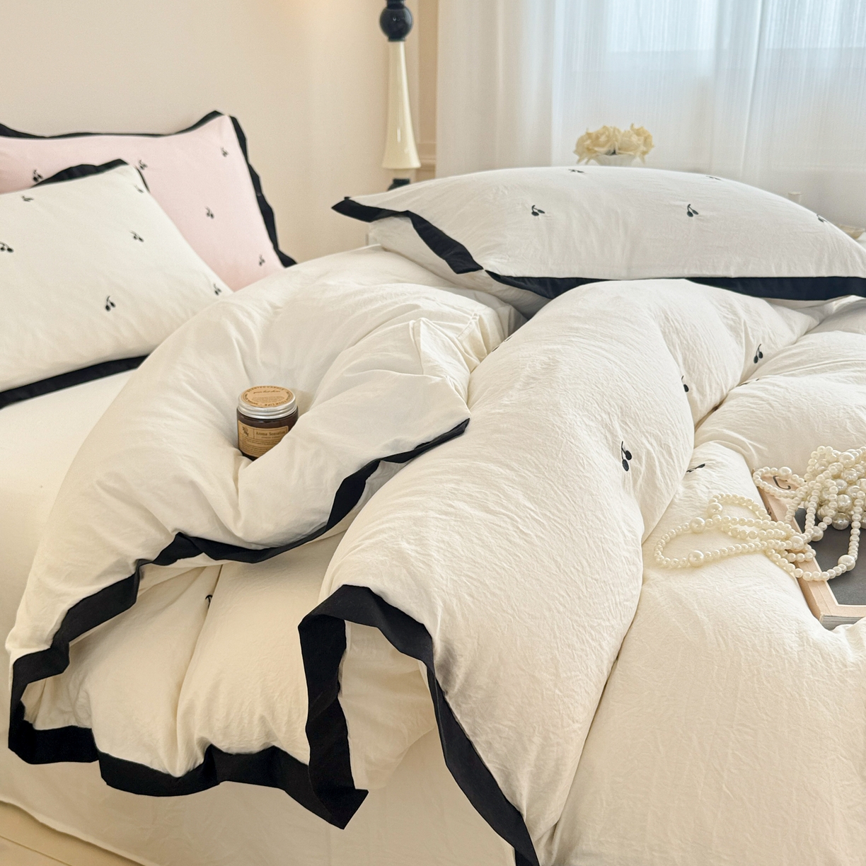 91家纺网 家纺一手货源 找家纺 米可 2025新款云朵棉刺绣花边款四件套 樱桃-白