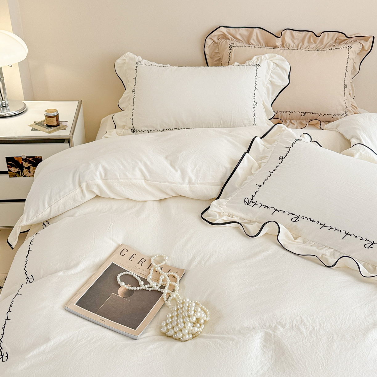 91家纺网 家纺一手货源 找家纺 米可 2025新款云朵棉刺绣花边款四件套 简约字母-白