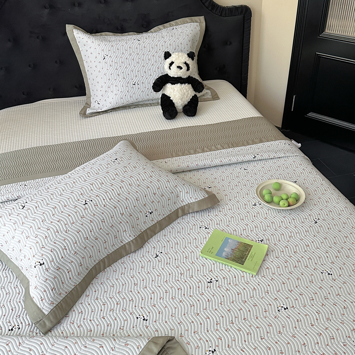 91家纺网 家纺一手货源 找家纺 麦伦家居 2025新款双面莫代尔天丝床盖 水果熊猫