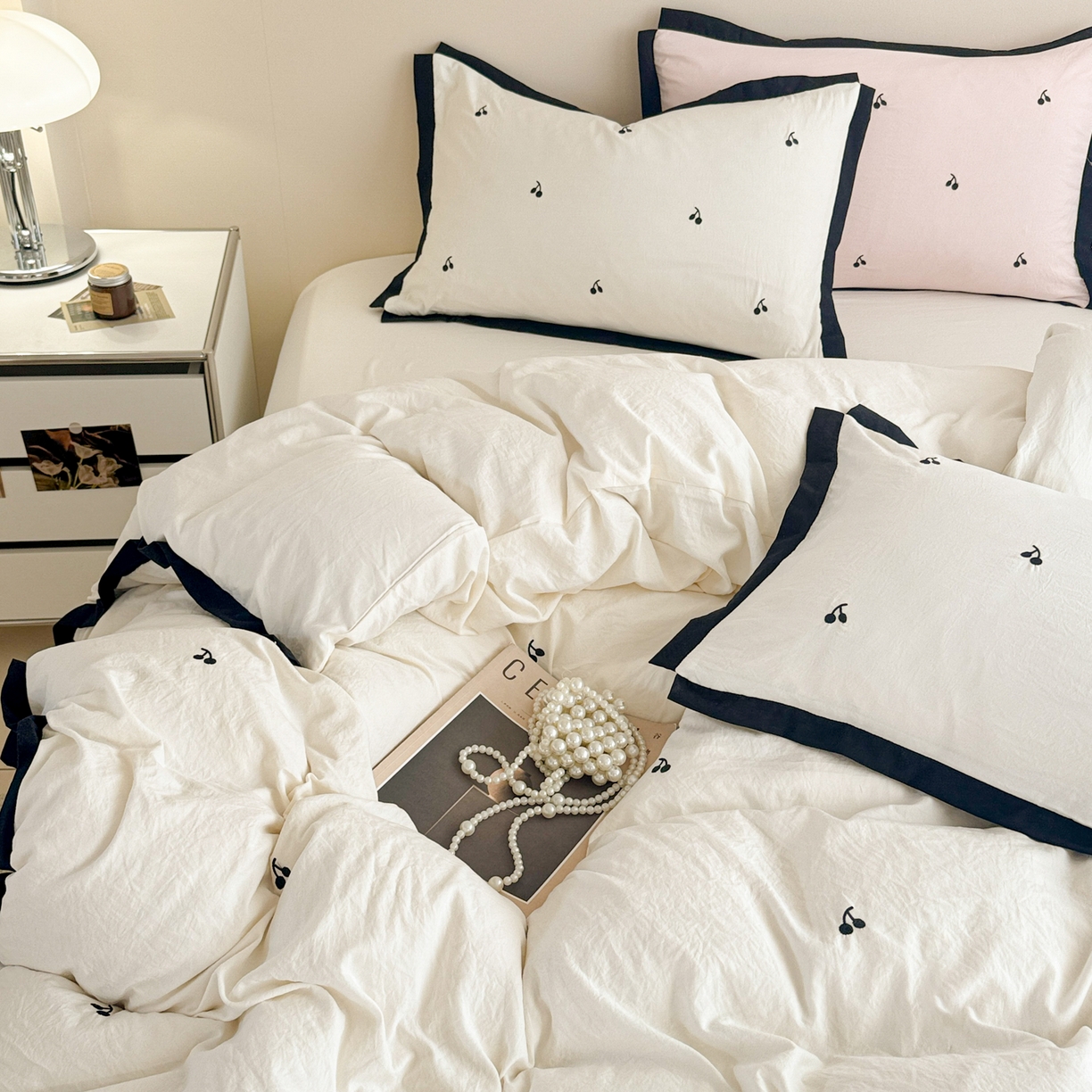 91家纺网 家纺一手货源 找家纺 米可 2025新款云朵棉刺绣花边款四件套 樱桃-白