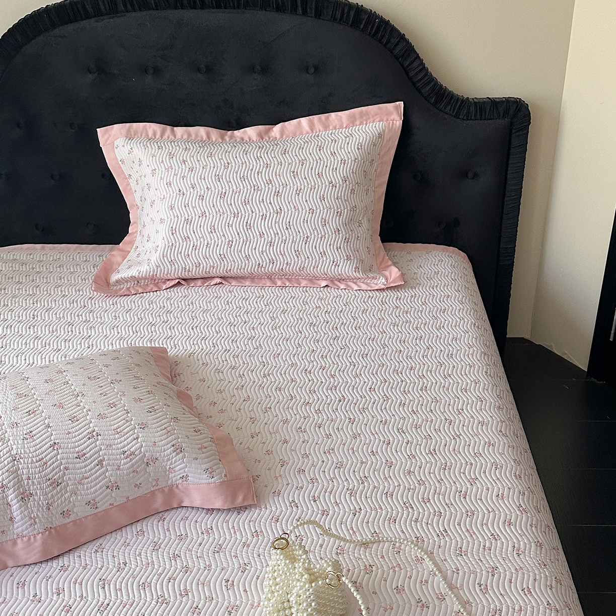 91家纺网 家纺一手货源 找家纺 麦伦家居 2025新款双面莫代尔天丝床盖 粉色碎花