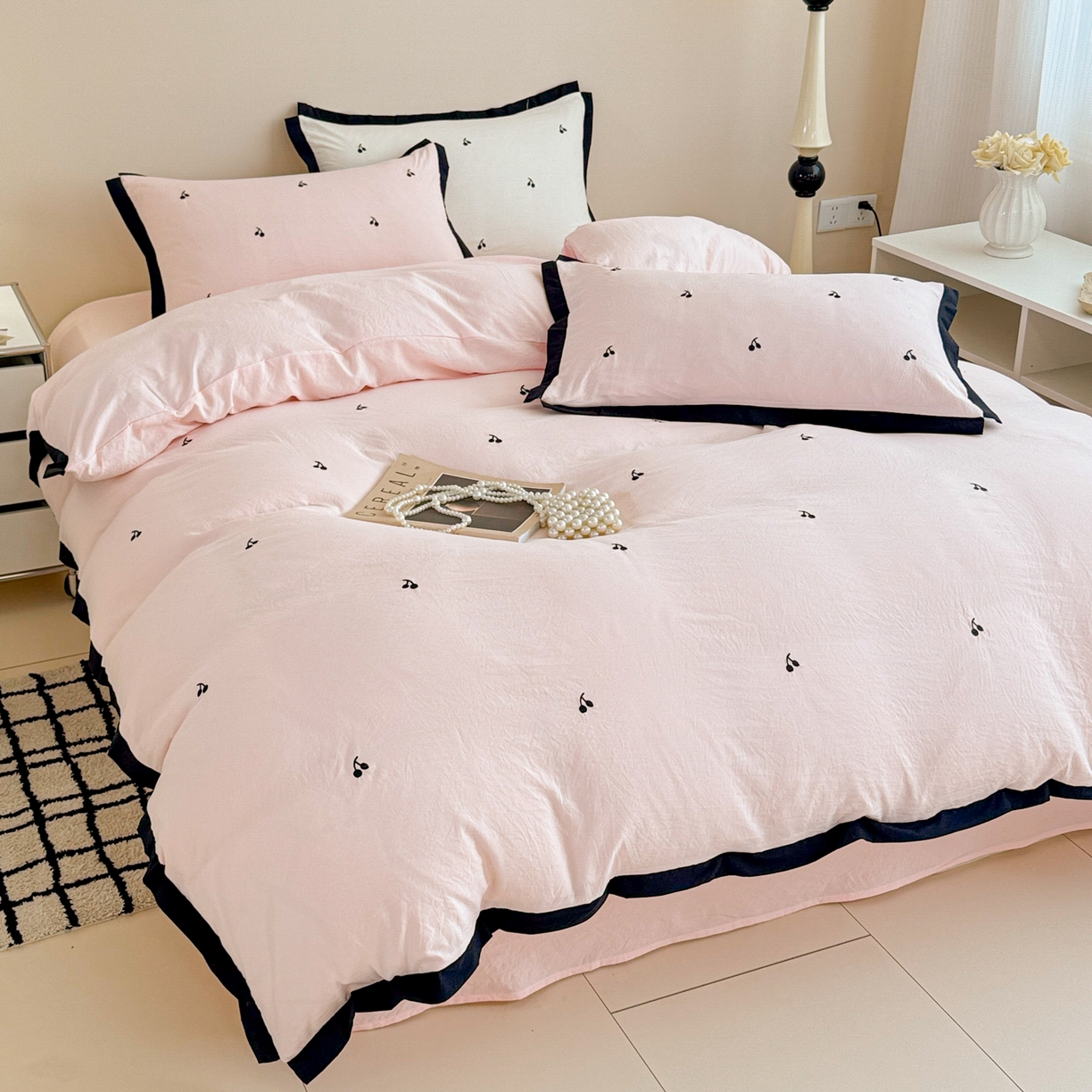 91家纺网 家纺一手货源 找家纺 米可 2025新款云朵棉刺绣花边款四件套 樱桃-粉