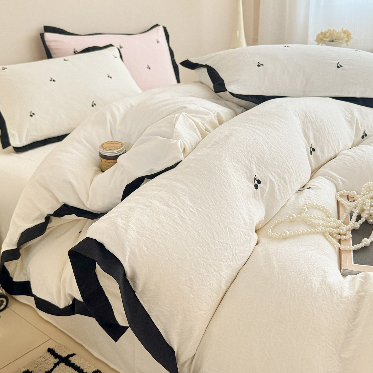 91家纺网 家纺一手货源 找家纺 米可 2025新款云朵棉刺绣花边款四件套 樱桃-白