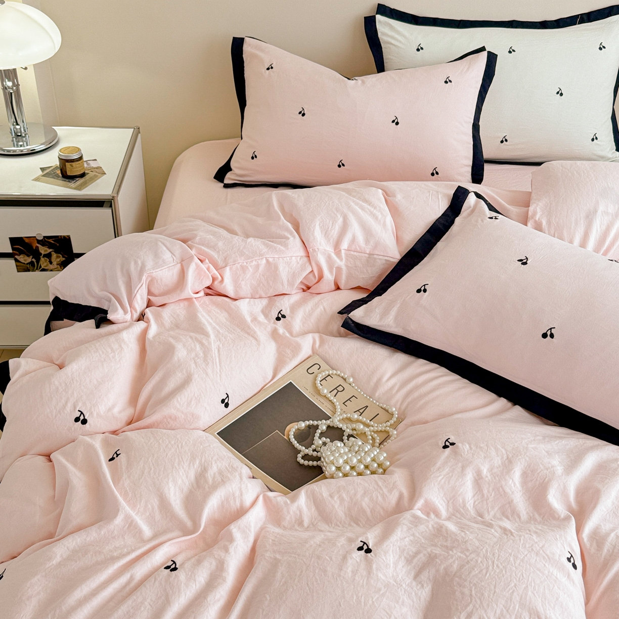 91家纺网 家纺一手货源 找家纺 米可 2025新款云朵棉刺绣花边款四件套 樱桃-粉