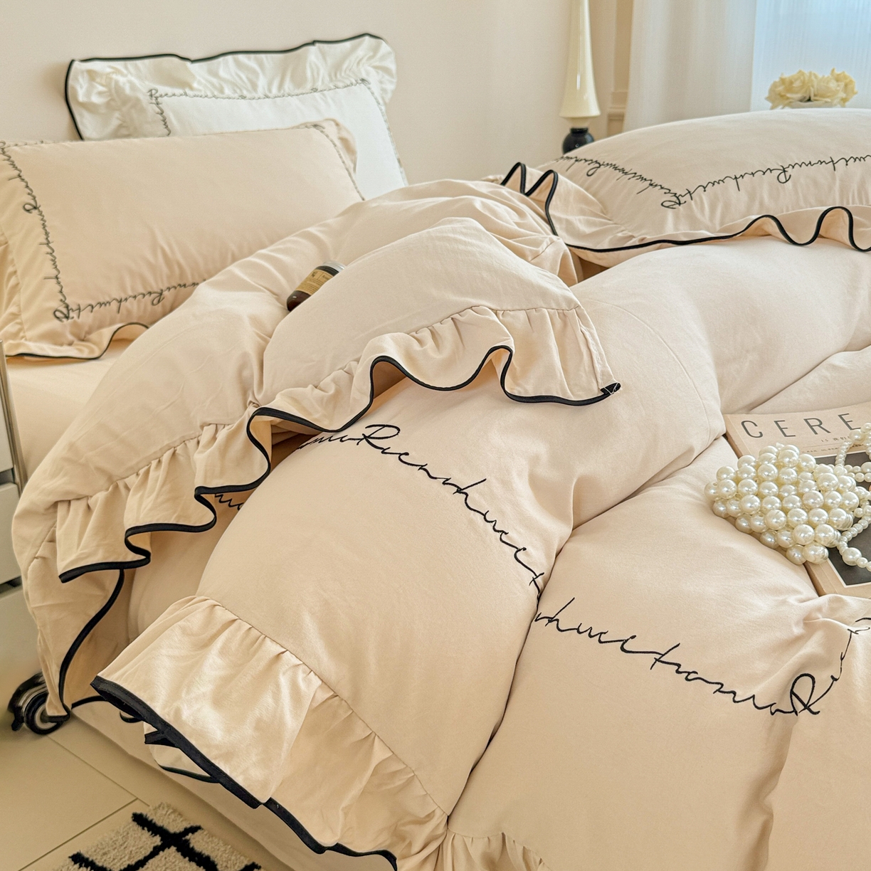 91家纺网 家纺一手货源 找家纺 米可 2025新款云朵棉刺绣花边款四件套 简约字母-奶茶