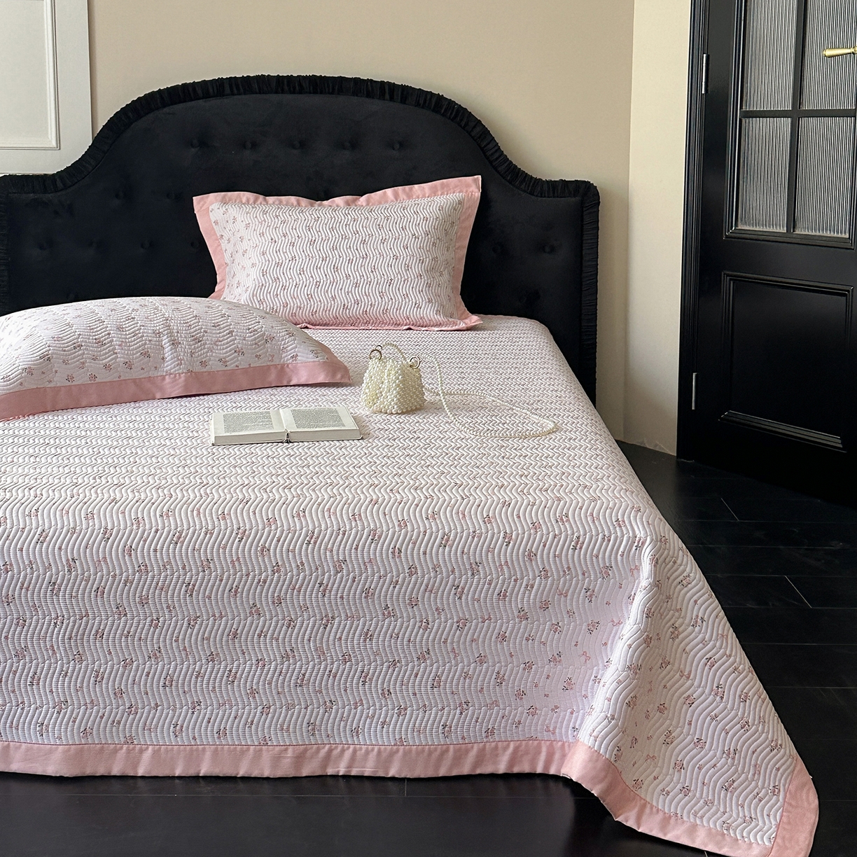 91家纺网 家纺一手货源 找家纺 麦伦家居 2025新款双面莫代尔天丝床盖 粉色碎花