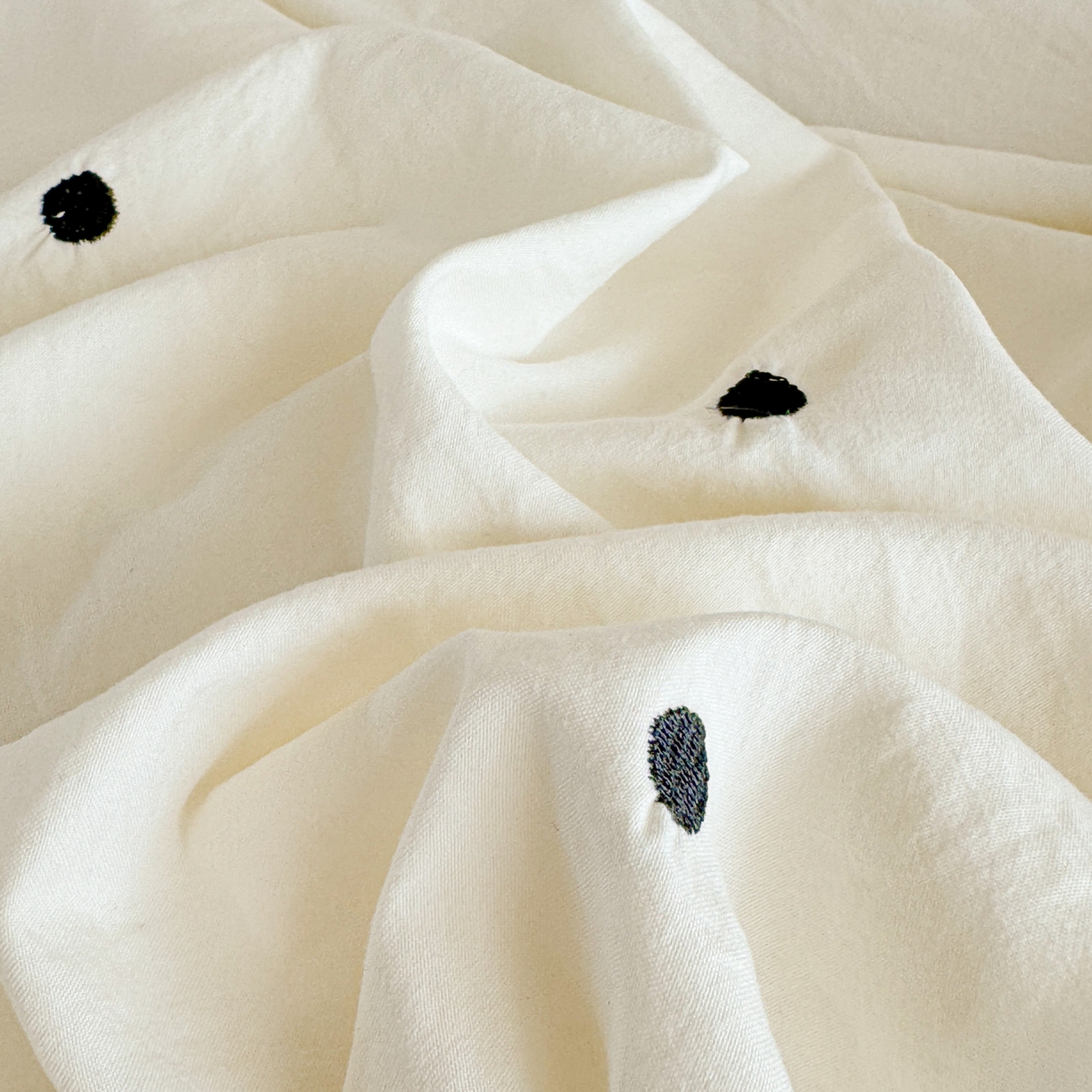 91家纺网 家纺一手货源 找家纺 米可 2025新款云朵棉刺绣花边款四件套 波点-白