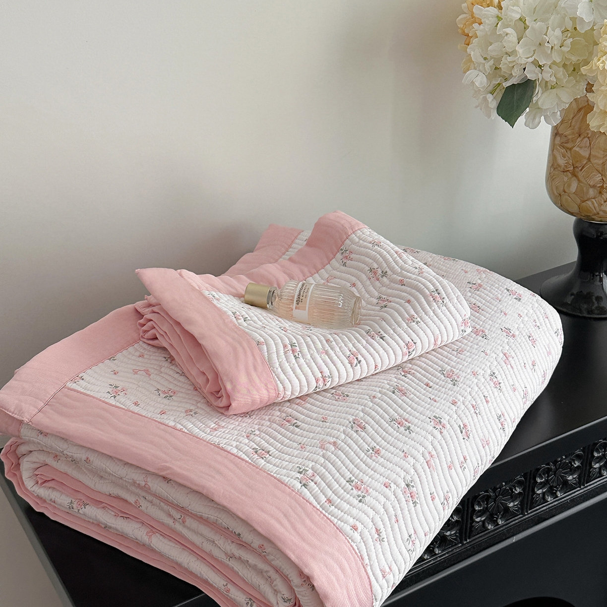 91家纺网 家纺一手货源 找家纺 麦伦家居 2025新款双面莫代尔天丝床盖 粉色碎花