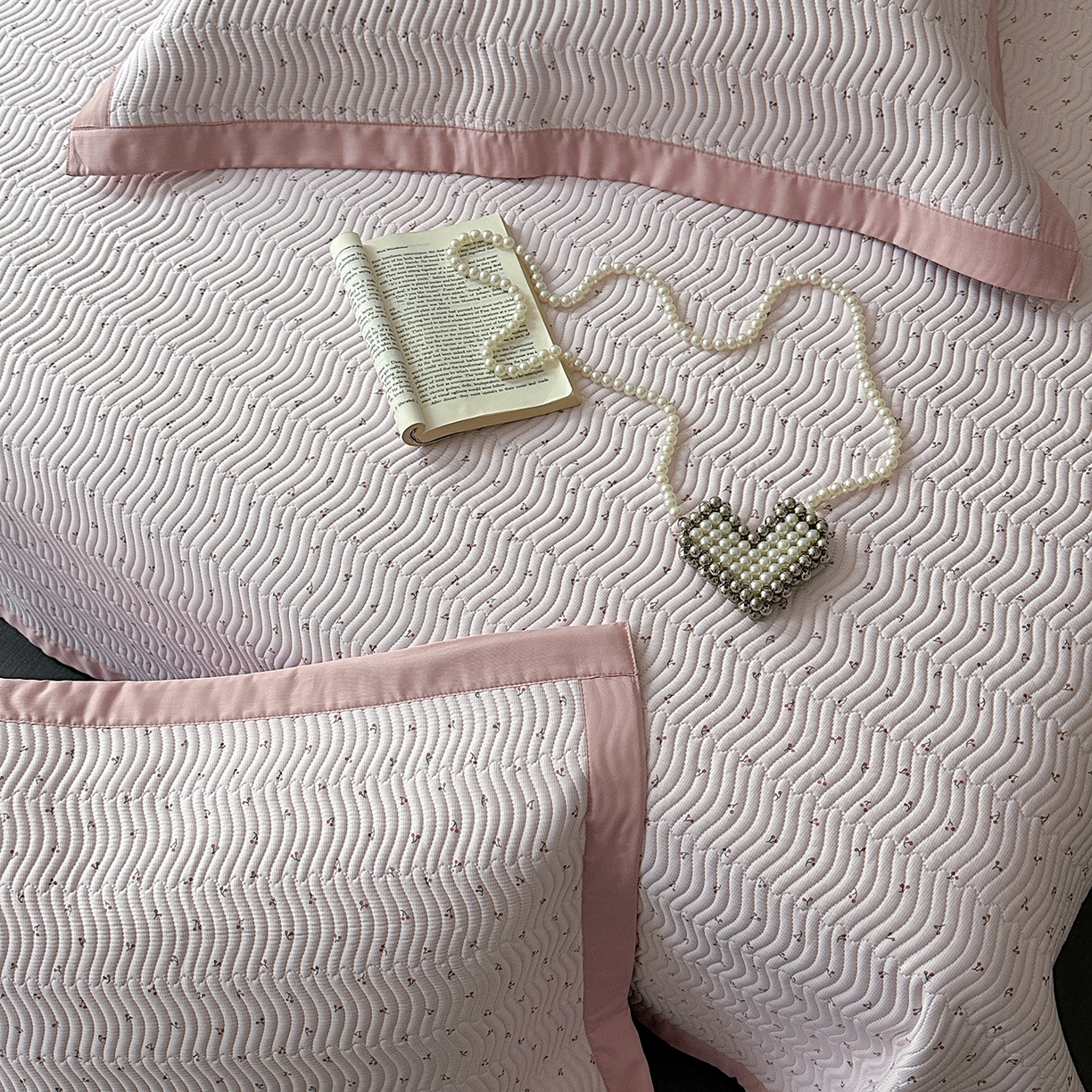 91家纺网 家纺一手货源 找家纺 麦伦家居 2025新款双面莫代尔天丝床盖 小小樱桃