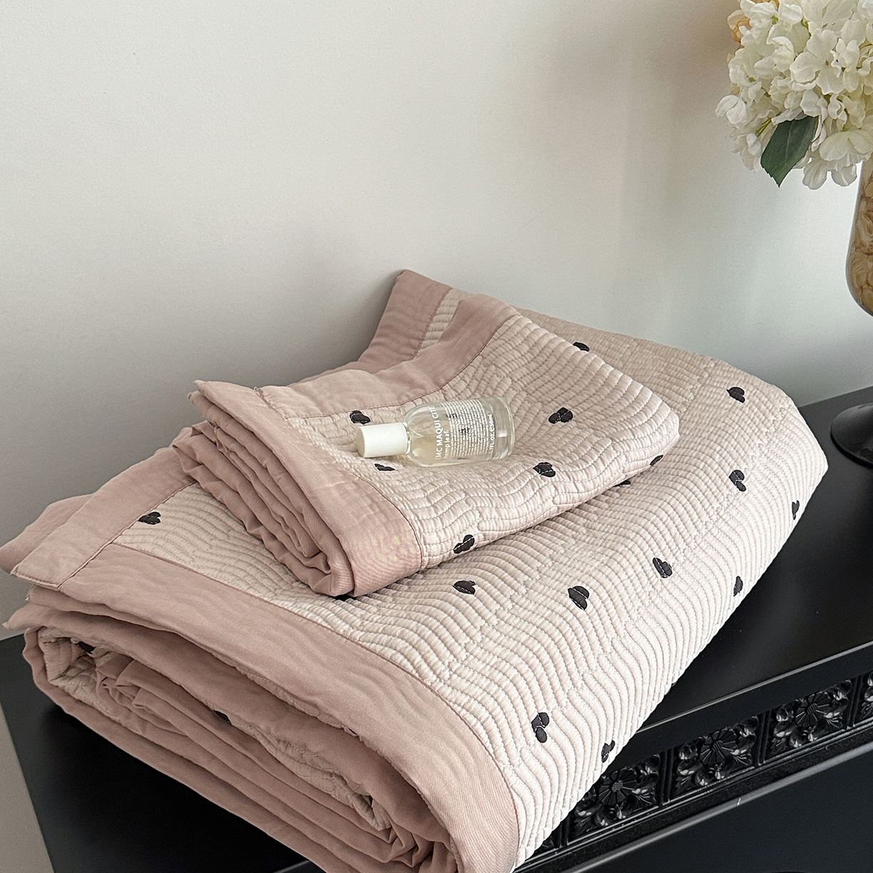 91家纺网 家纺一手货源 找家纺 麦伦家居 2025新款双面莫代尔天丝床盖 爱心摩卡