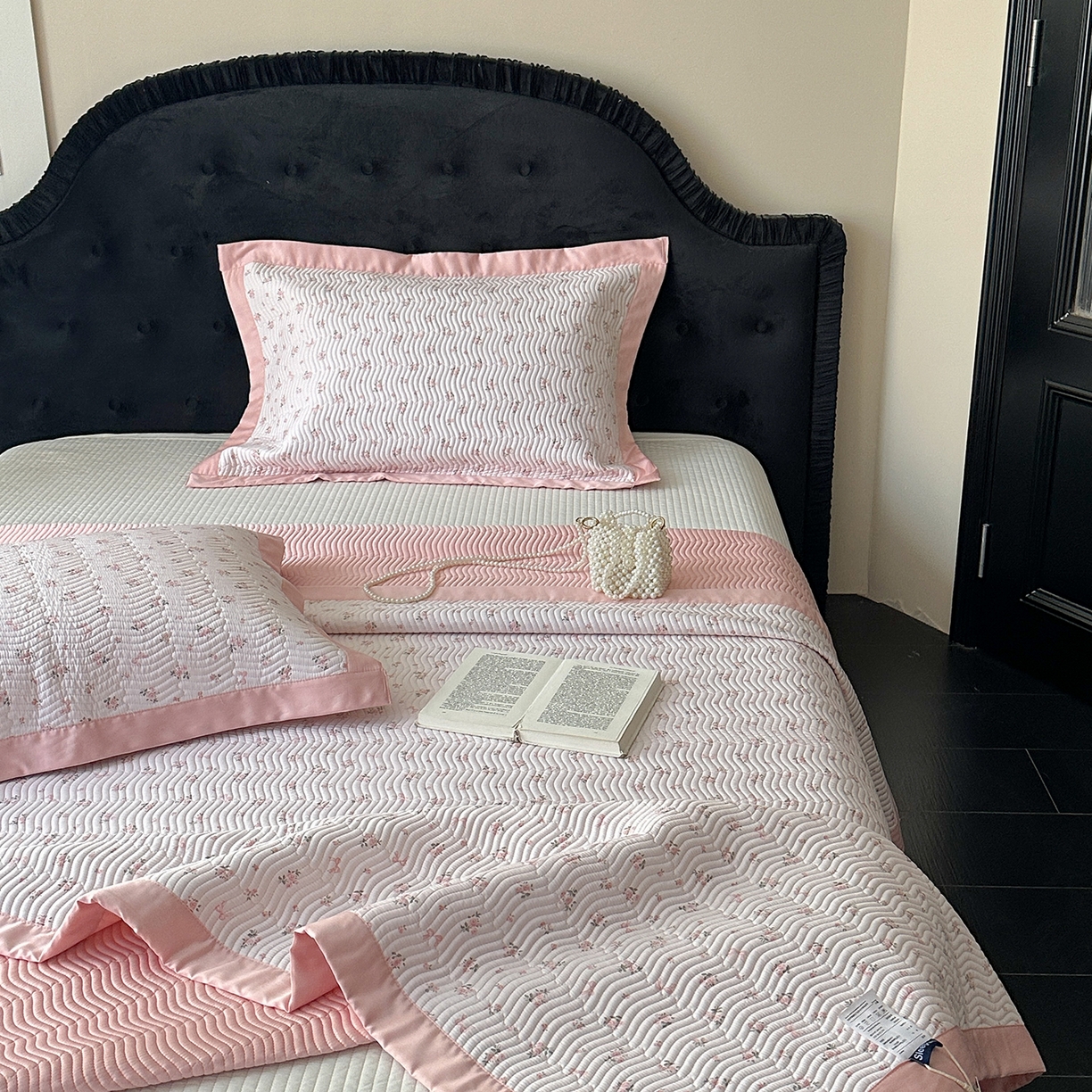 91家纺网 家纺一手货源 找家纺 麦伦家居 2025新款双面莫代尔天丝床盖 粉色碎花