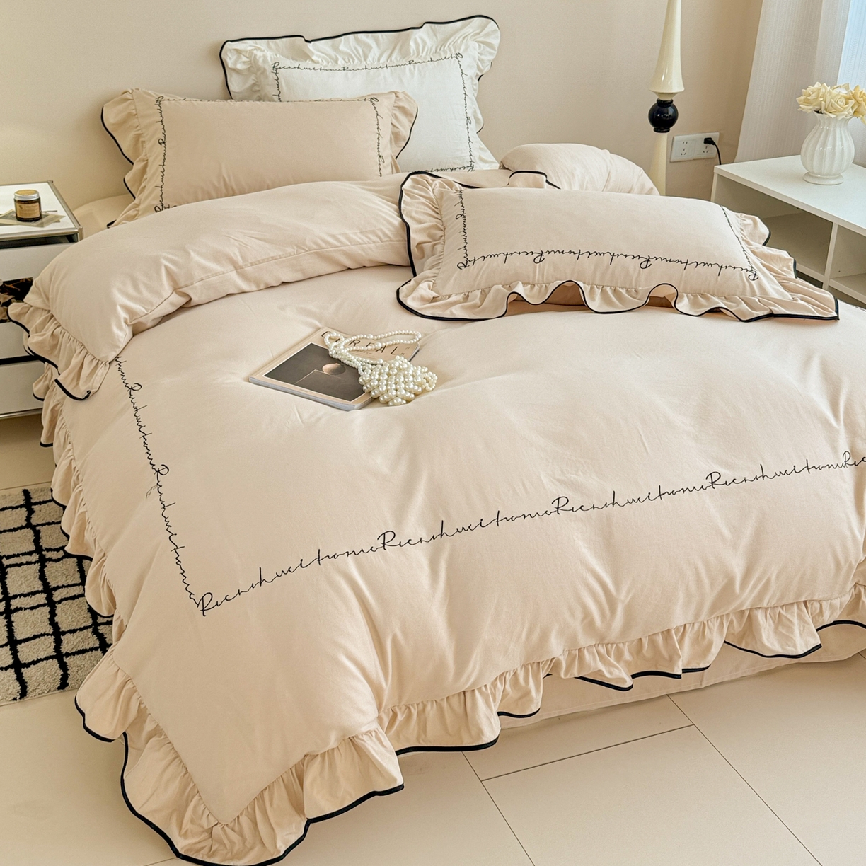 91家纺网 家纺一手货源 找家纺 米可 2025新款云朵棉刺绣花边款四件套 简约字母-奶茶