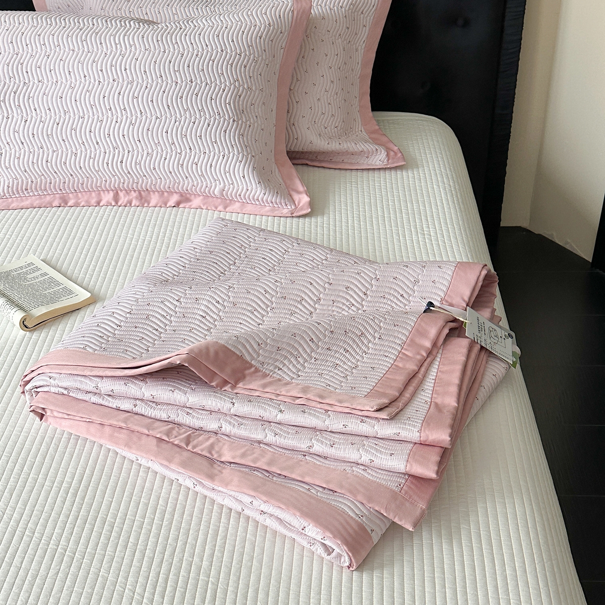 91家纺网 家纺一手货源 找家纺 麦伦家居 2025新款双面莫代尔天丝床盖 小小樱桃