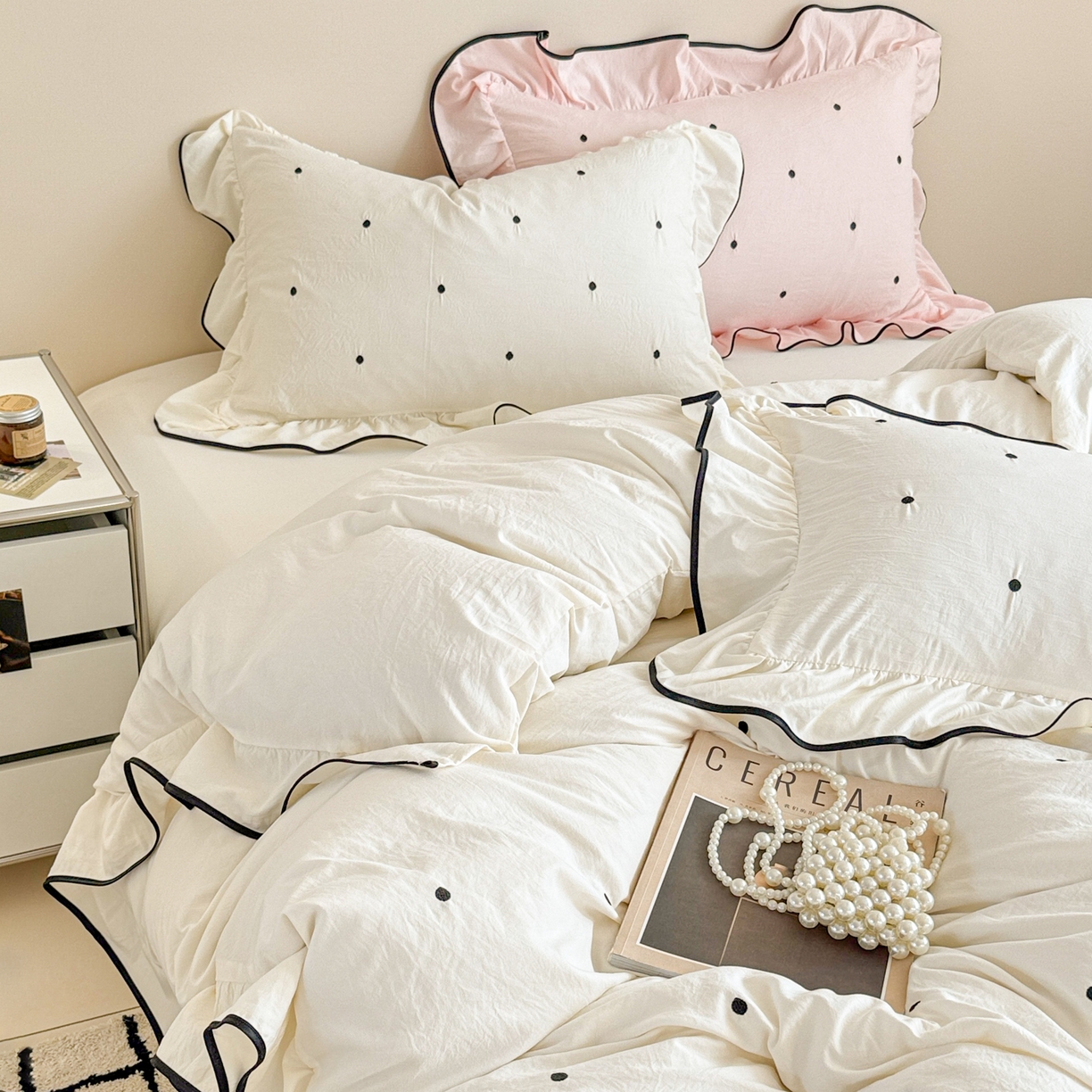 91家纺网 家纺一手货源 找家纺 米可 2025新款云朵棉刺绣花边款四件套 波点-白