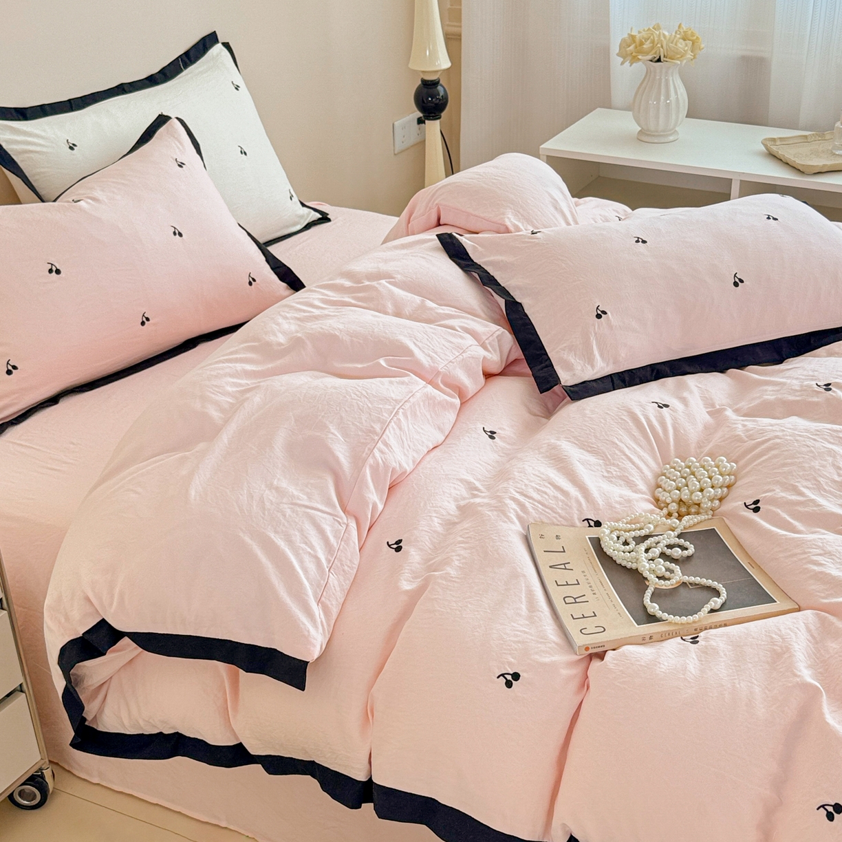 91家纺网 家纺一手货源 找家纺 米可 2025新款云朵棉刺绣花边款四件套 樱桃-粉