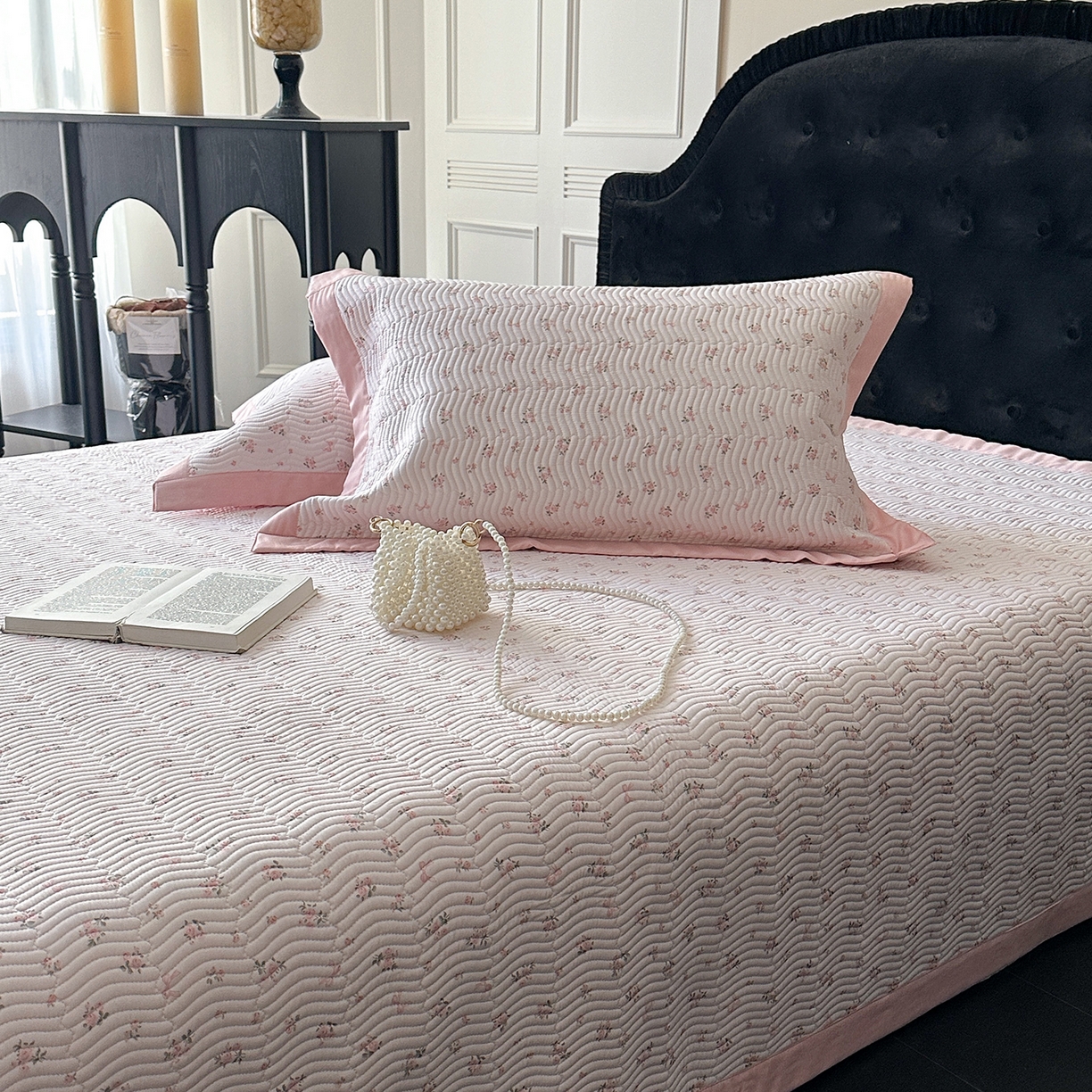 91家纺网 家纺一手货源 找家纺 麦伦家居 2025新款双面莫代尔天丝床盖 粉色碎花