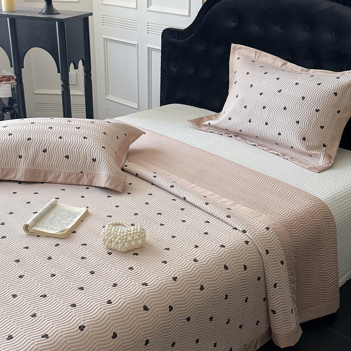 91家纺网 家纺一手货源 找家纺 麦伦家居 2025新款双面莫代尔天丝床盖 爱心摩卡