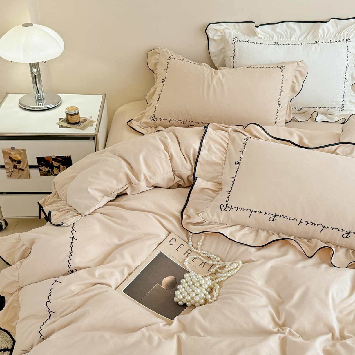 91家纺网 家纺一手货源 找家纺 米可 2025新款云朵棉刺绣花边款四件套 简约字母-奶茶