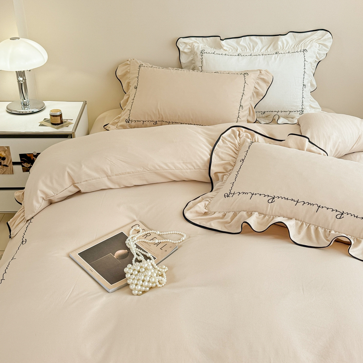 91家纺网 家纺一手货源 找家纺 米可 2025新款云朵棉刺绣花边款四件套 简约字母-奶茶