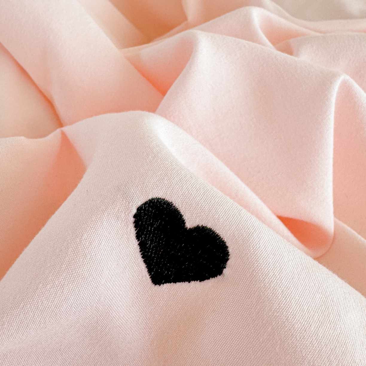 91家纺网 家纺一手货源 找家纺 米可 2025新款云朵棉刺绣花边款四件套 爱心-粉