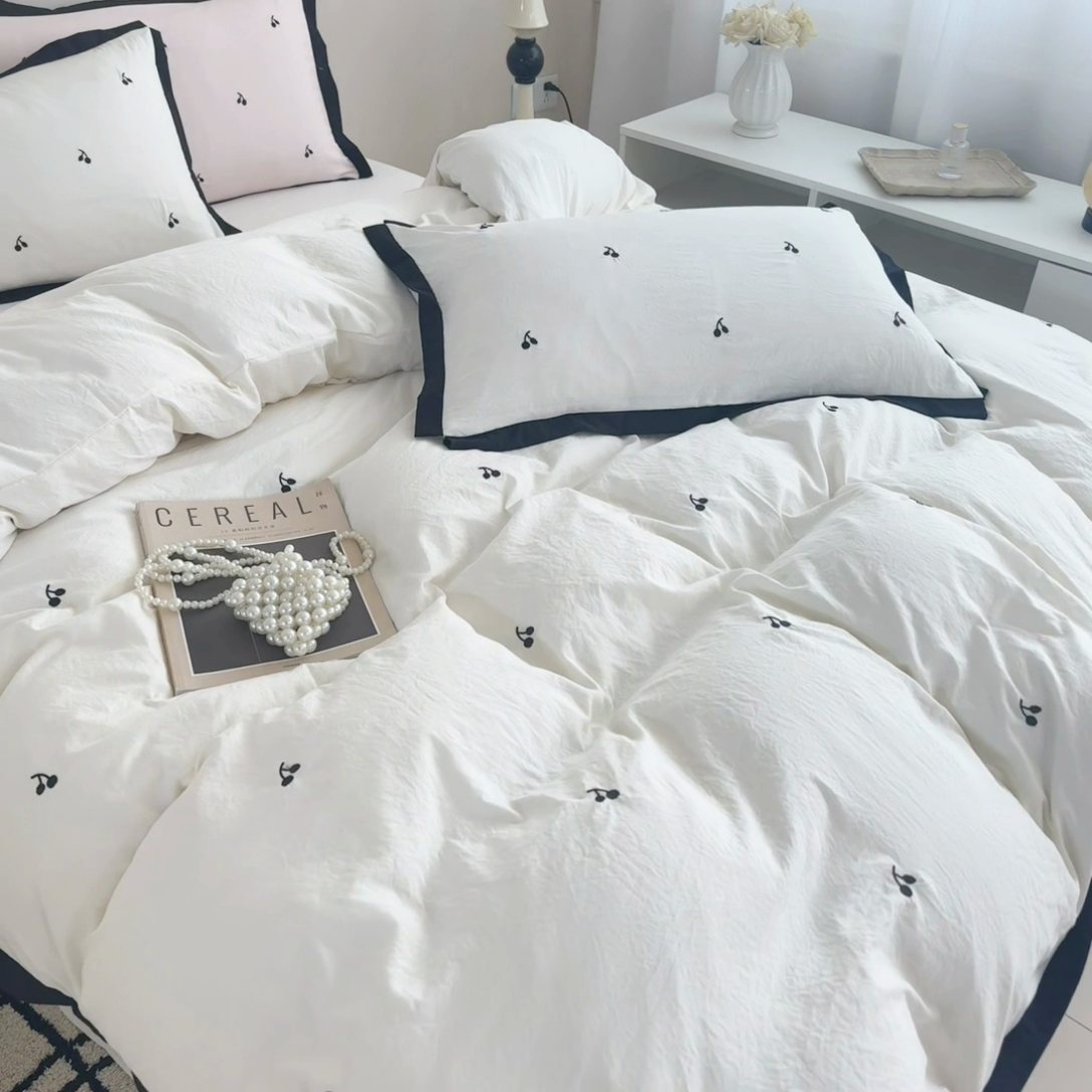 91家纺网 家纺一手货源 找家纺 米可 2025新款云朵棉刺绣花边款四件套 樱桃-白