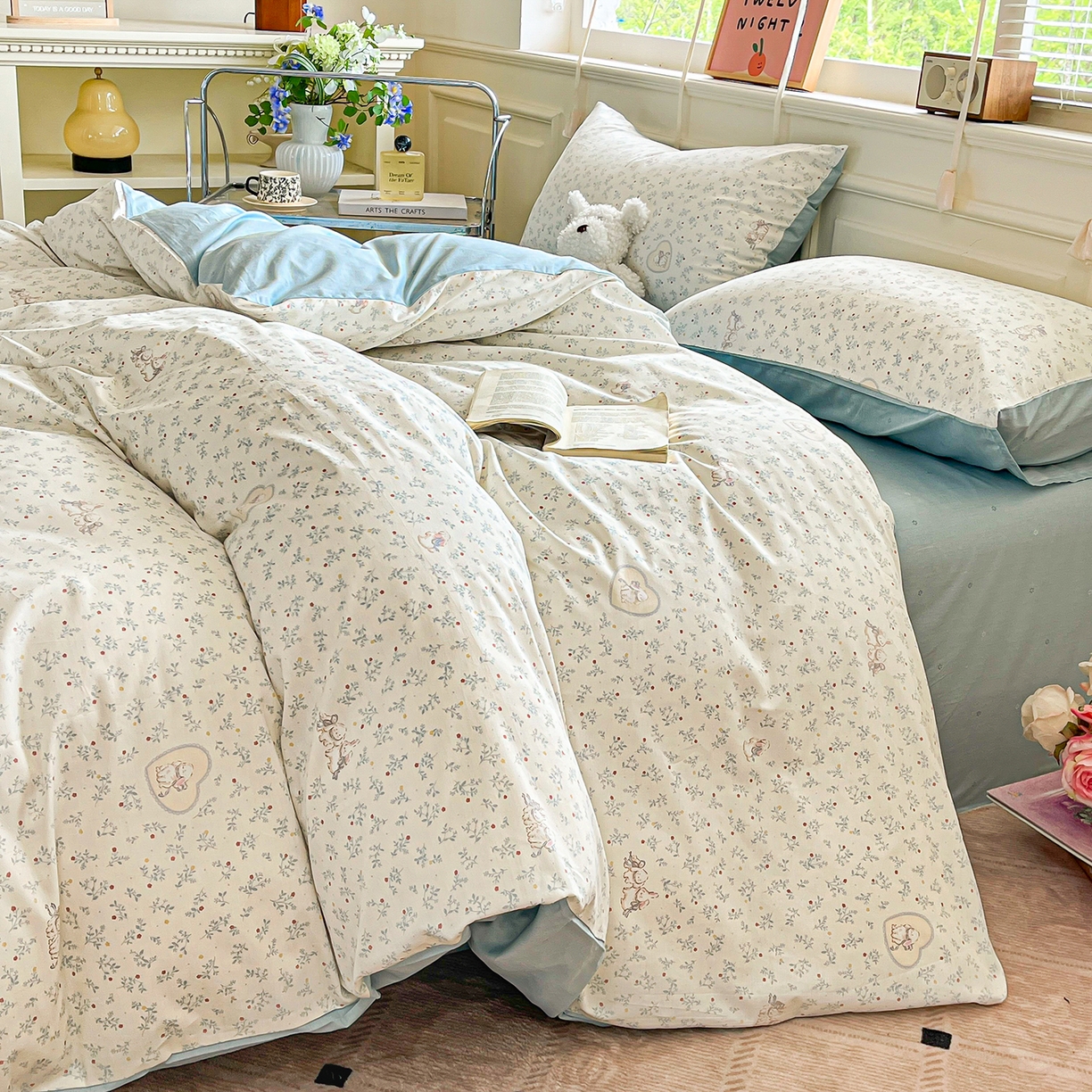 91家纺网 家纺一手货源 找家纺 麦伦家居 2025春夏新款全棉纯棉斜纹40s13372系列-小清新卡通 蓝心兔