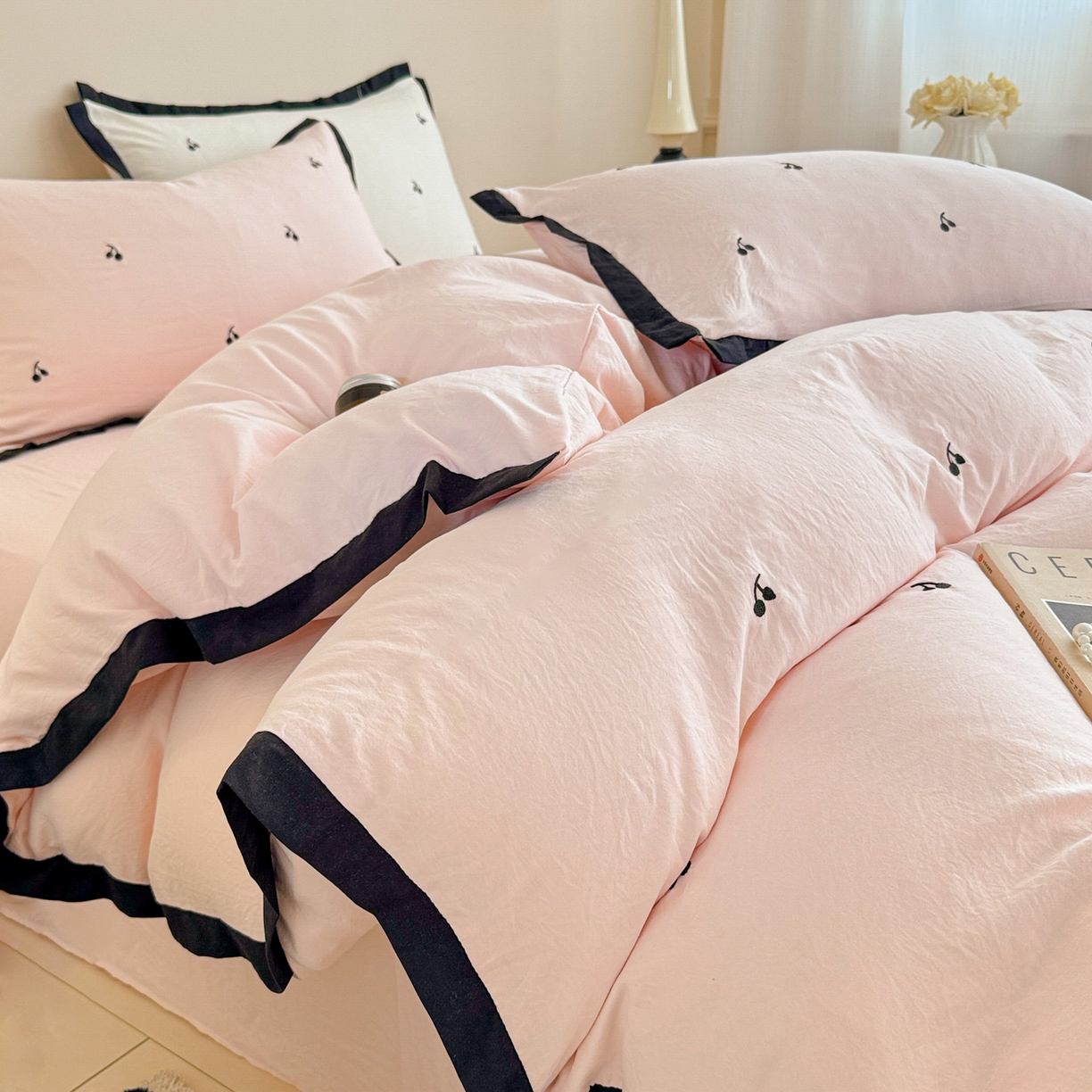 91家纺网 家纺一手货源 找家纺 米可 2025新款云朵棉刺绣花边款四件套 樱桃-粉