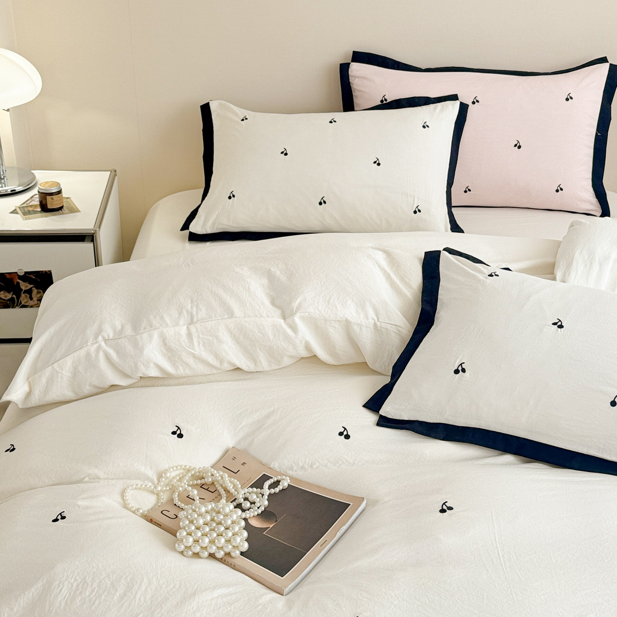 91家纺网 家纺一手货源 找家纺 米可 2025新款云朵棉刺绣花边款四件套 樱桃-白