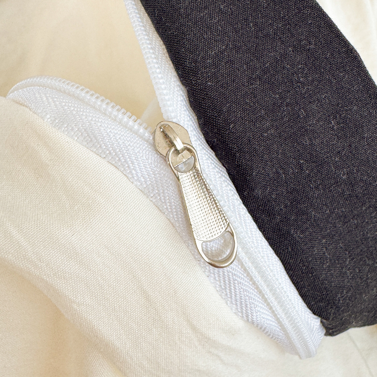 91家纺网 家纺一手货源 找家纺 米可 2025新款云朵棉刺绣花边款四件套 樱桃-白