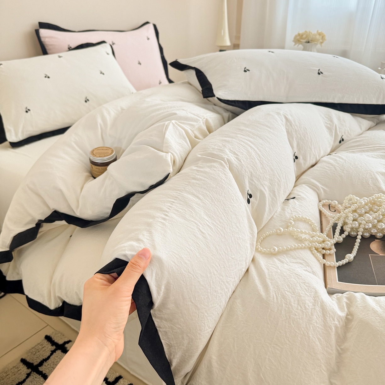 91家纺网 家纺一手货源 找家纺 米可 2025新款云朵棉刺绣花边款四件套 樱桃-白