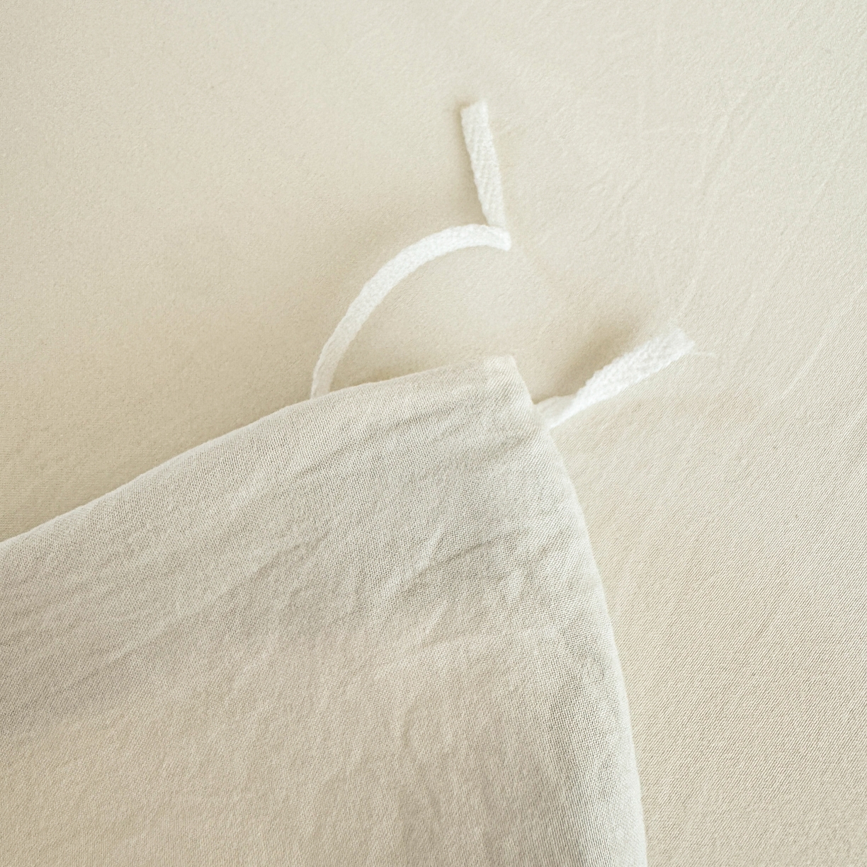 91家纺网 家纺一手货源 找家纺 米可 2025新款云朵棉刺绣花边款四件套 樱桃-白