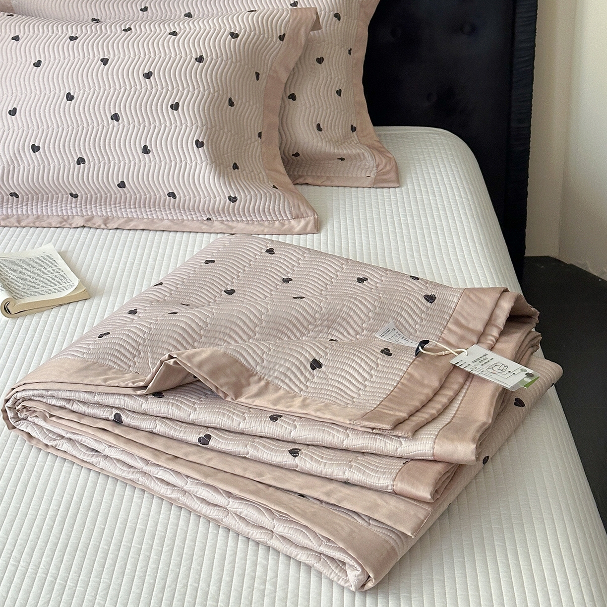 91家纺网 家纺一手货源 找家纺 麦伦家居 2025新款双面莫代尔天丝床盖 爱心摩卡