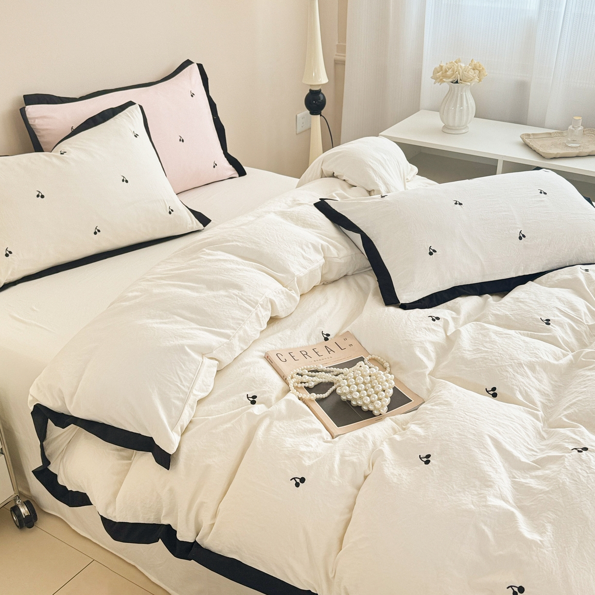 91家纺网 家纺一手货源 找家纺 米可 2025新款云朵棉刺绣花边款四件套 樱桃-白