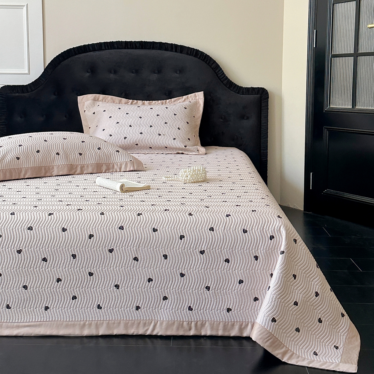 91家纺网 家纺一手货源 找家纺 麦伦家居 2025新款双面莫代尔天丝床盖 爱心摩卡