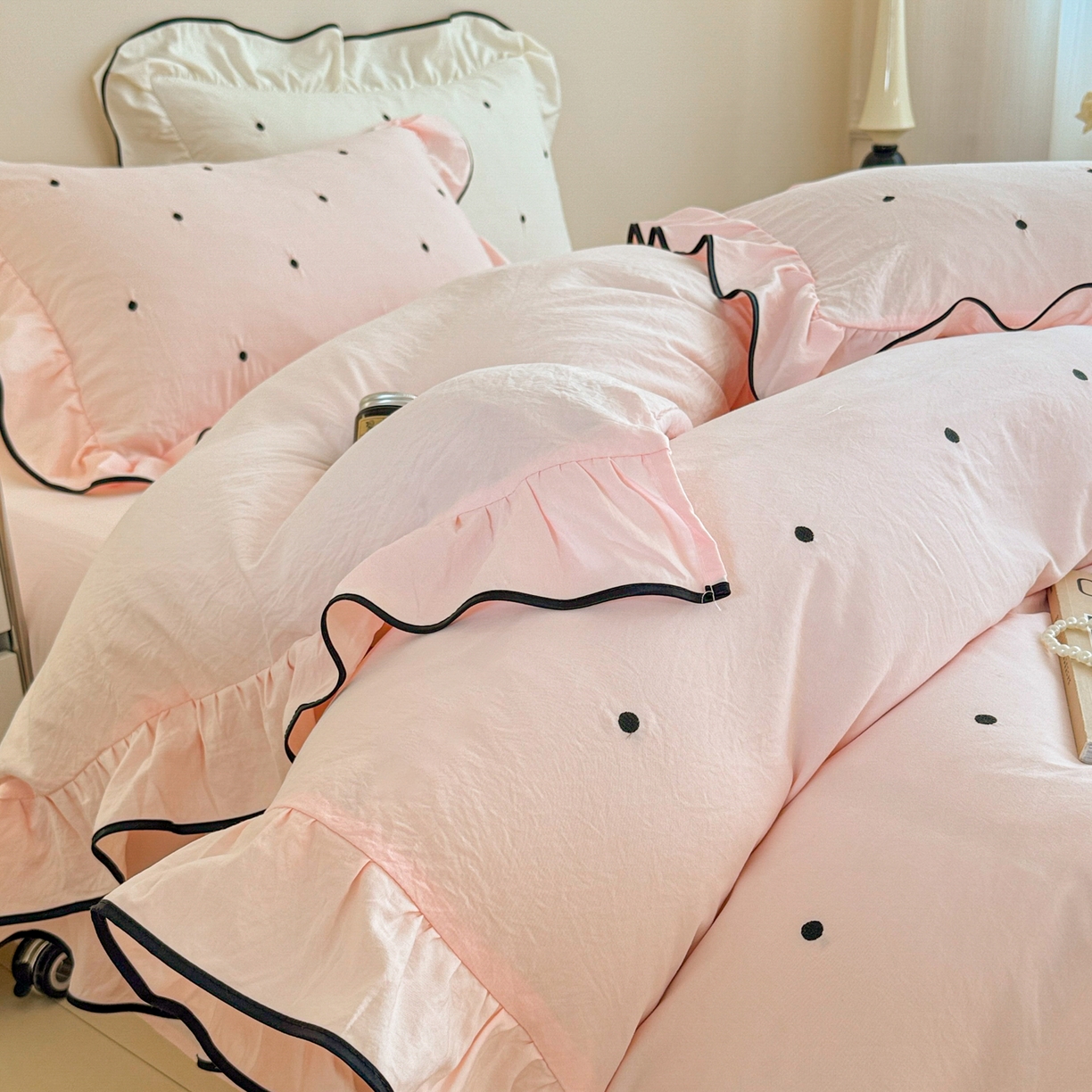 91家纺网 家纺一手货源 找家纺 米可 2025新款云朵棉刺绣花边款四件套 波点-粉