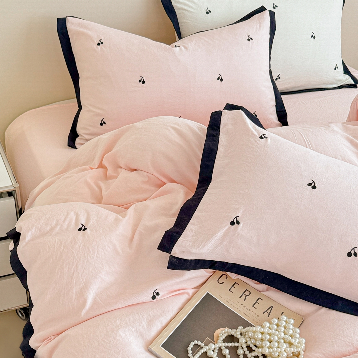 91家纺网 家纺一手货源 找家纺 米可 2025新款云朵棉刺绣花边款四件套 樱桃-粉