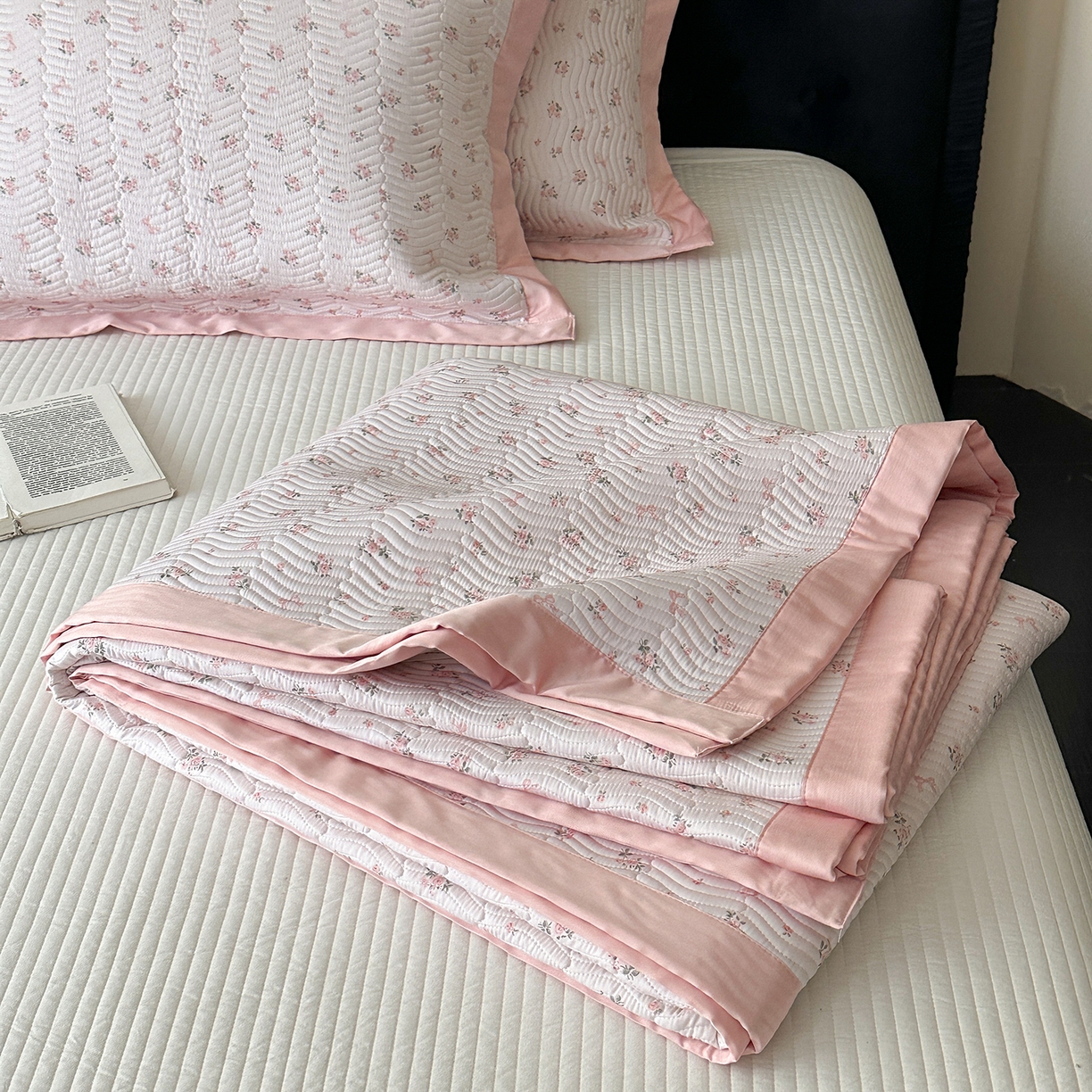 91家纺网 家纺一手货源 找家纺 麦伦家居 2025新款双面莫代尔天丝床盖 粉色碎花